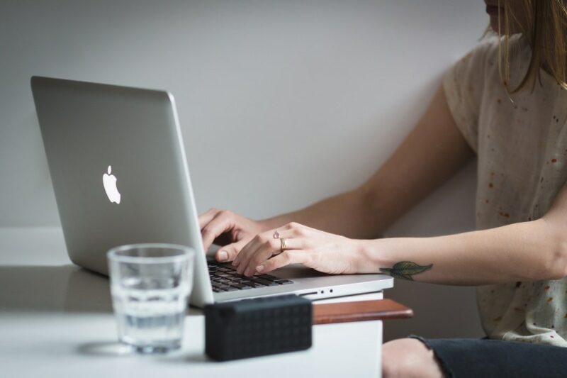 Donna al computer che fa ricerche